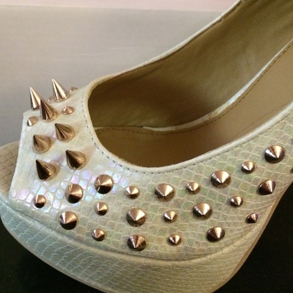 New ShoeDazzle- Iridescent snakeskin peep toe with gold spikes - Picture 2 of 3